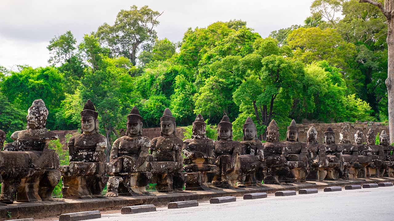 Gods and demons pulling naga at South Gate